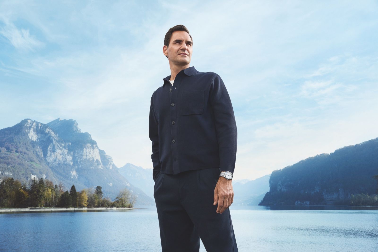 Roger Federer wears a Land-Dweller 40 in a
white Rolesor version.