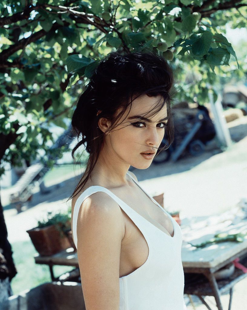 Italian actress and model Monica Bellucci at home in Rome, 6th June 1991. (Photo by frederic meylan/Sygma via Getty Images)