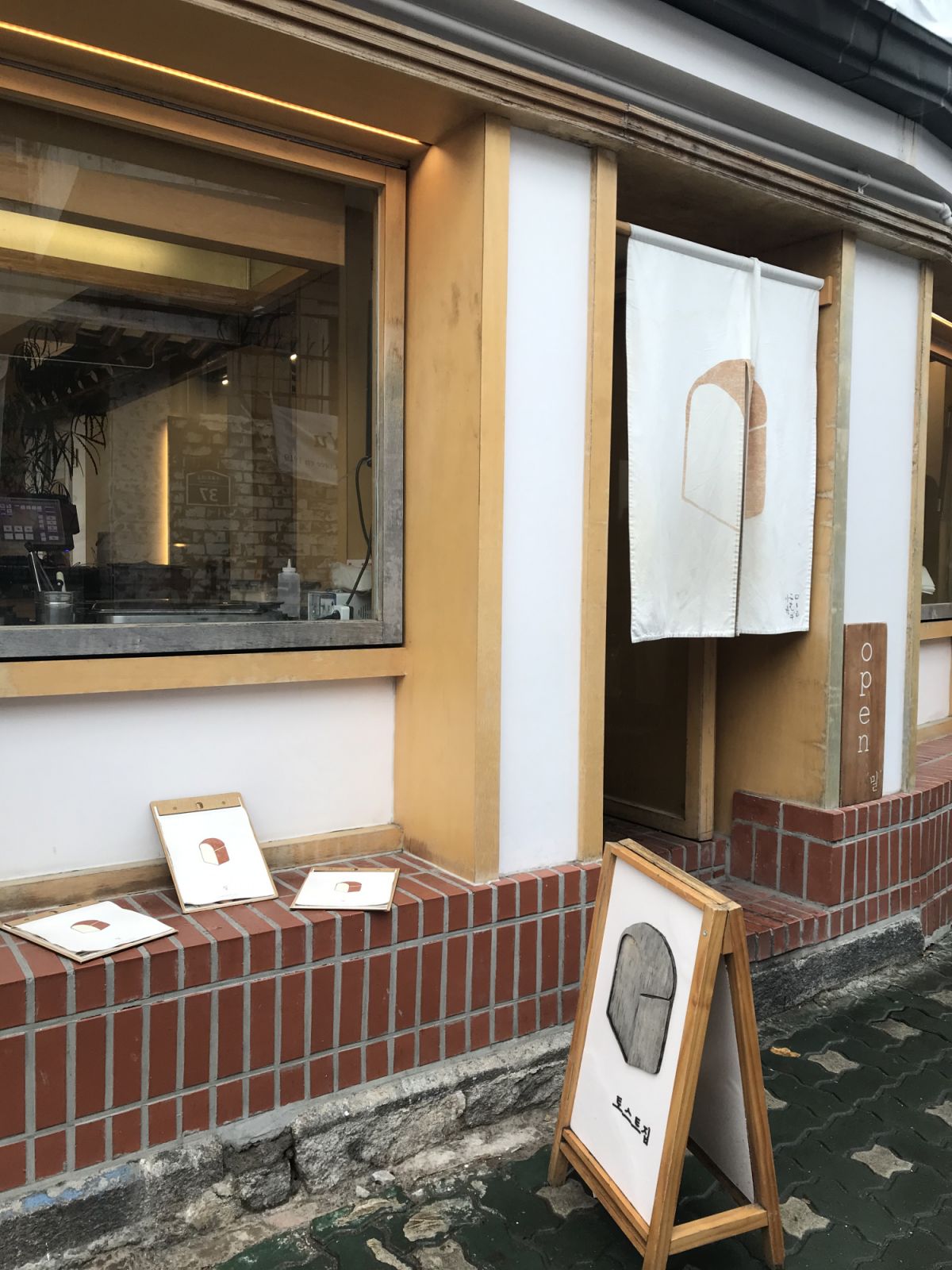 One of the many stellar cafés in Ikseondong (Photo: Maggie Adan)