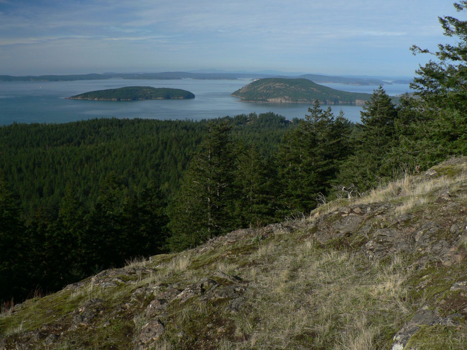 Allan Island (on left) from Fidalgo Island, Washington State, USA (Photo: WikiCommons/Walter Siegmund)