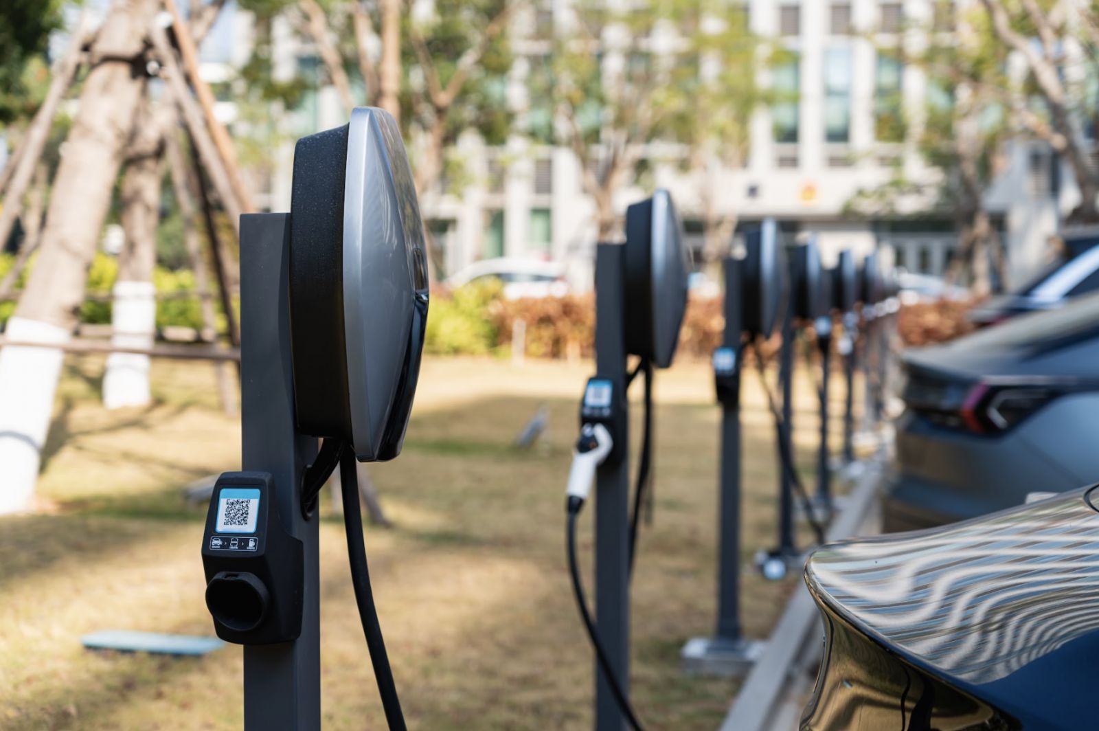 The government could provide incentives to private sectors that will put up charging stations for electric vehicles (Photo: Getty Images)