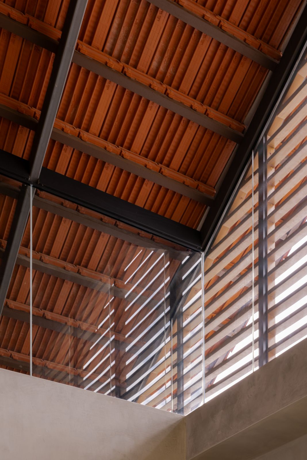 A detailed view of the roof construction shows the deliberate exposure of structural elements that embody the home’s honest material approach