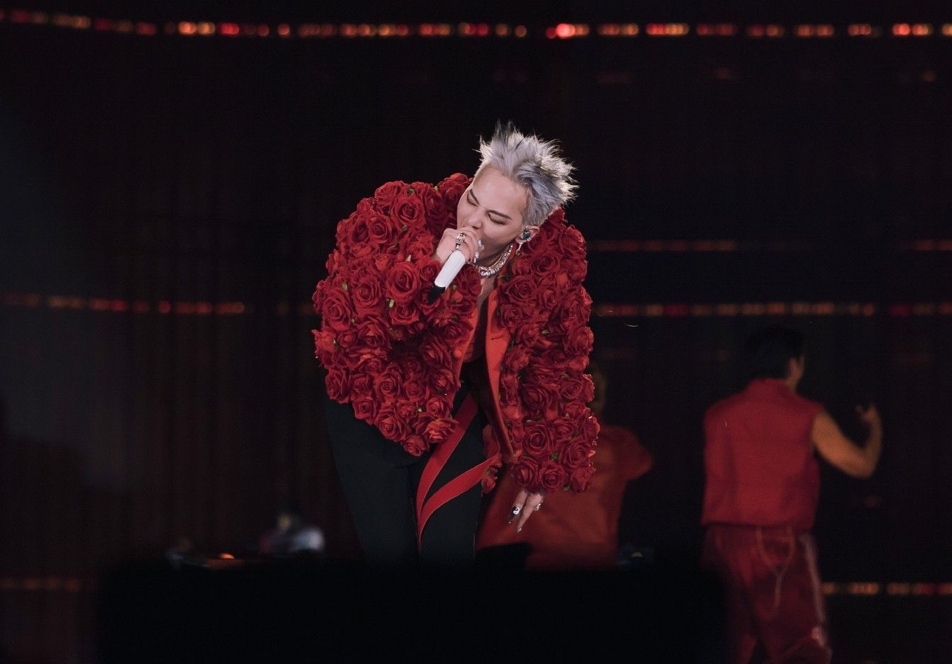 G-DRAGON Übermensch ROBE RED ver. G-Dragon stuns with bathrobe