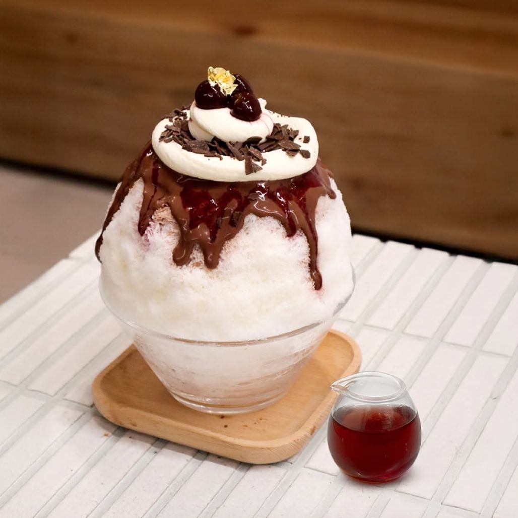 The signature blackforest Kakigori (Photo: Instagram/ @sakanouecafe_sg)