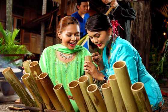 Lemang, a traditional dish eaten during Hari Raya in Malaysia, made of glutinous rice, coconut milk, and cooked in bamboo. (Image: Wonderful Malaysia)