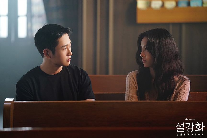 Jung Hae-in shares the screen with Blackpink’s Jisoo in ‘Snowdrop.’ (Photo: JTBC)