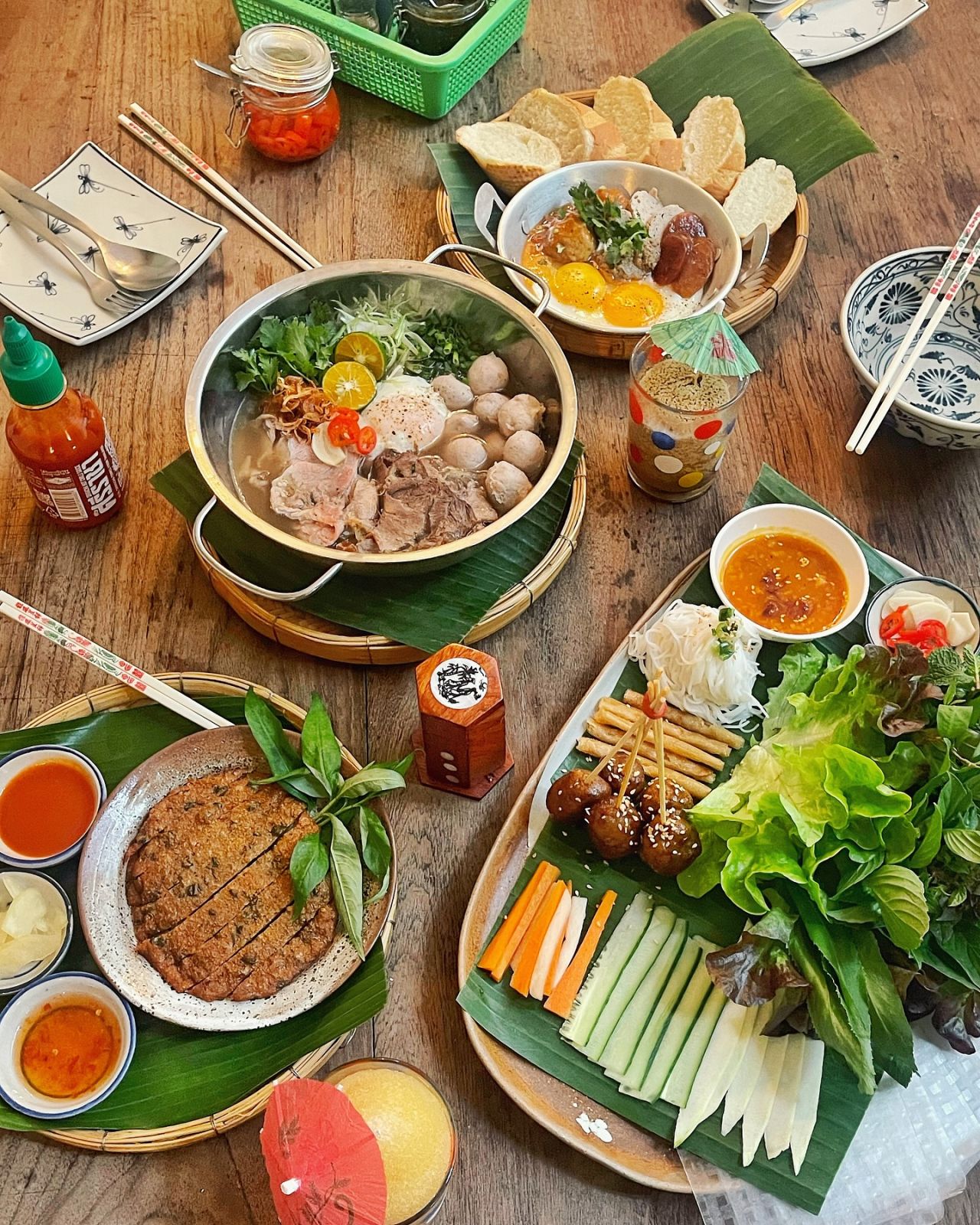 หลากหลายจานอาหารสตรีทฟู้ดเวียดนาม จากร้าน Song Viet At Song Wat (ภาพ: Facebook.com / Song Viet At Song Wat)