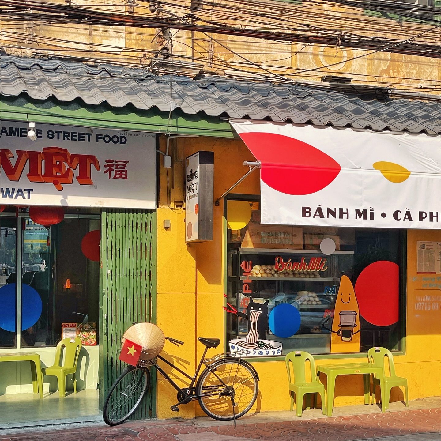 บรรยากาศด้านหน้าร้าน Song Viet At Song Wat ที่เติมความสดใสให้ตึกเก่าบนถนนทรงวาด (ภาพ: Facebook.com / Song Viet At Song Wat)