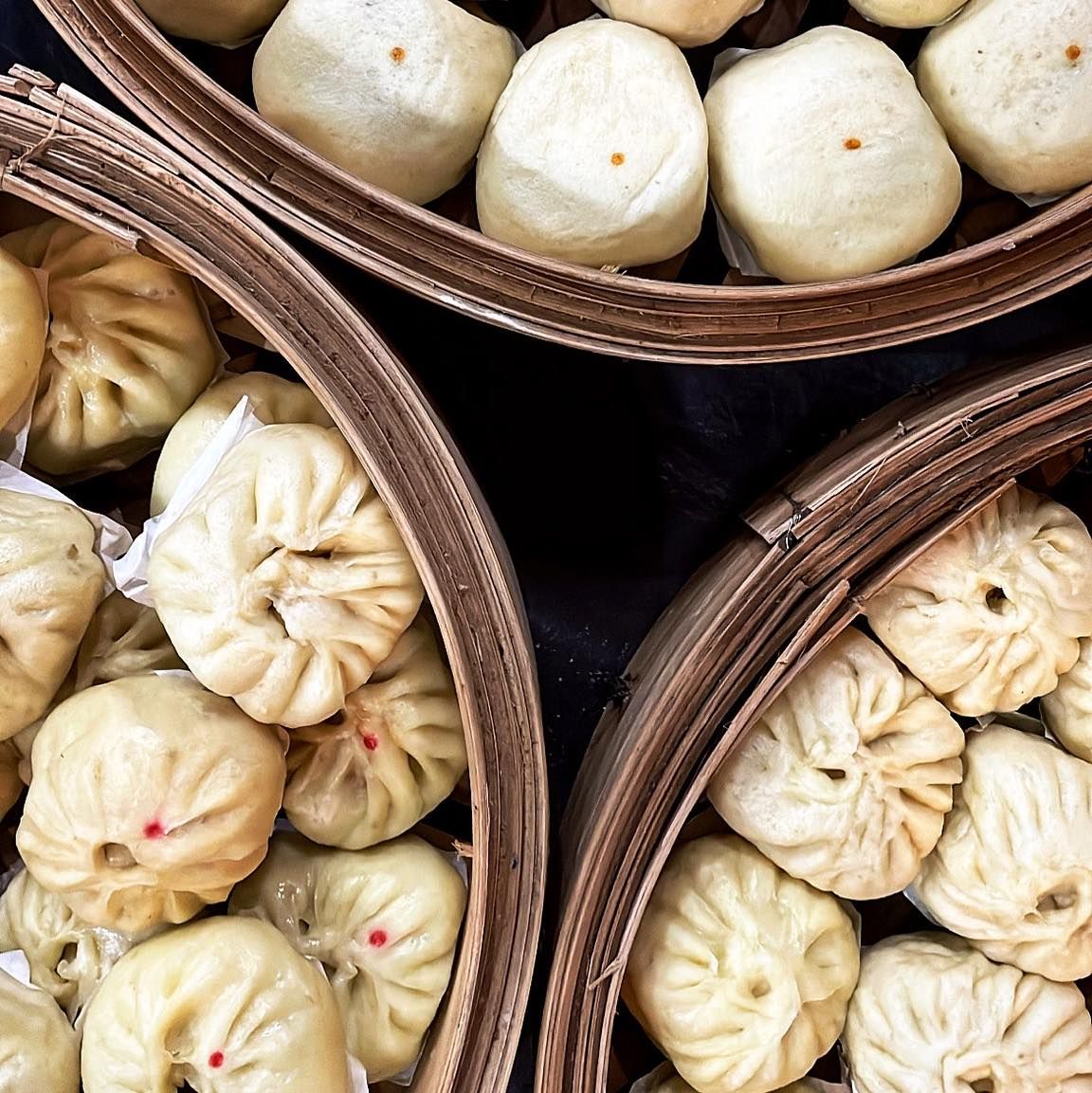 ซาลาเปาสูตรโบราณร่วม 100 ปี หลากหลายไส้ของร้าน กู่ หลง เปา (Gu Long Bao) ที่มีสาขาสุดเก๋ในย่านทรงวาด (ภาพ: Facebook.com / GuLongBaoSalapao)