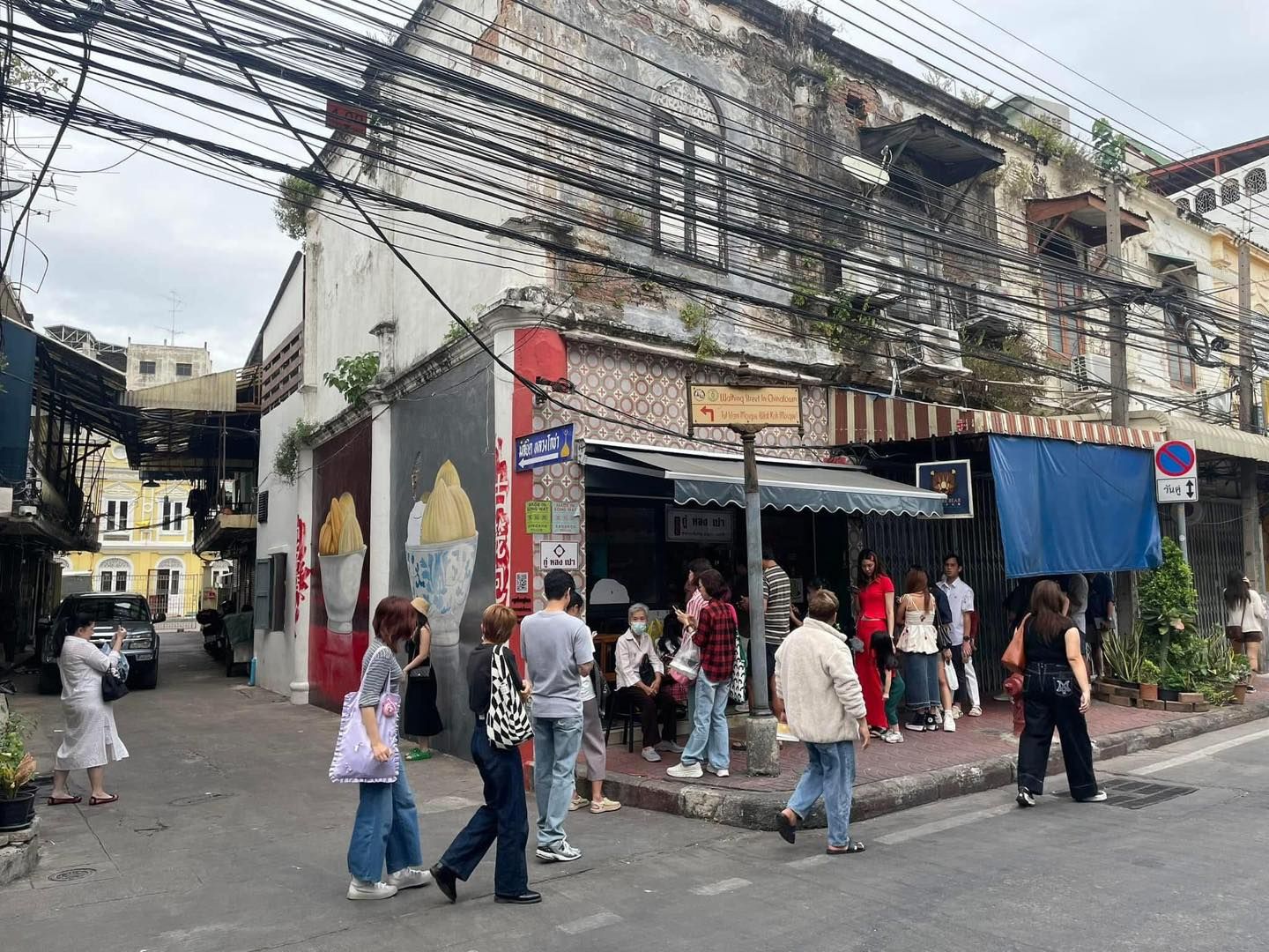 บรรยากาศสุดคึกคักของร้านกู่ หลง เปา (Gu Long Bao) ในย่านทรงวาด (ภาพ: Facebook.com / GuLongBaoSalapao)
