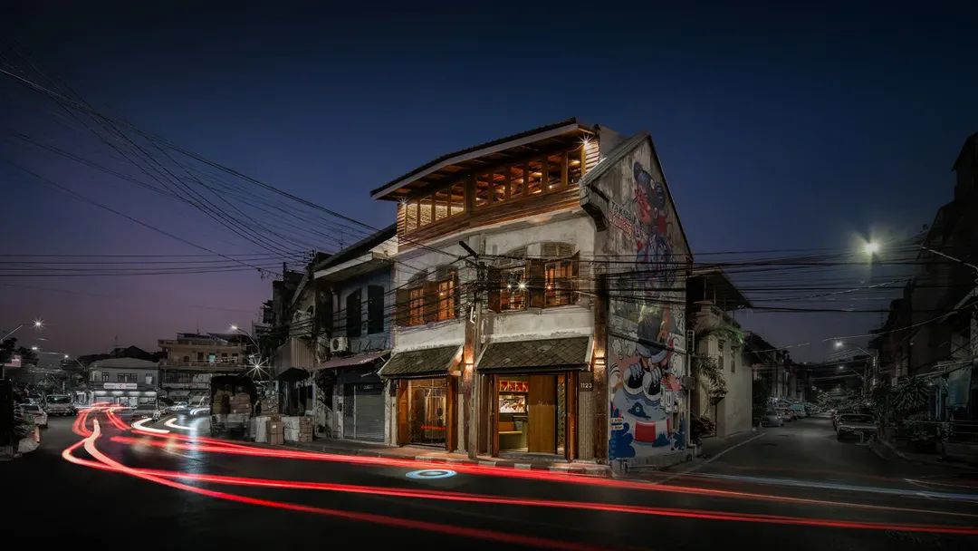 ตึกเก่าย่านทรงวาดที่ถูกเปลี่ยนเป็นร้าน Khao San Sek ร้านอาหารไทยที่ขับเน้นเสน่ห์แห่งวัตถุดิบแสนเรียบง่าย โดยเชฟแพม (ภาพ: Instagram / @khaosansek.bkk)