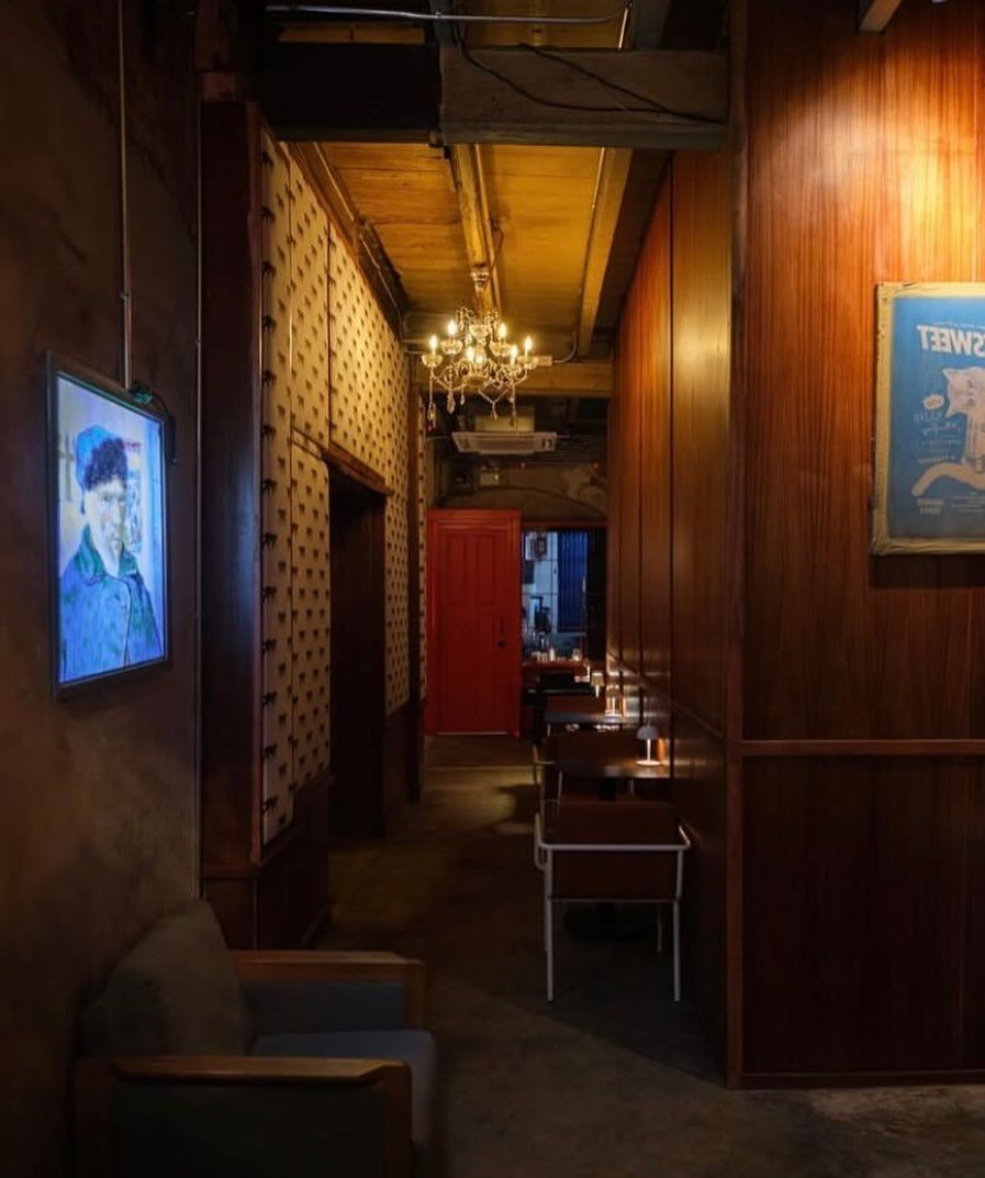 บรรยากาศสุดเก๋ภายในของร้าน The National Bar บาร์เปิดใหม่ย่านทรงวาด (ภาพ: Instagram / @nationalbangkok)
