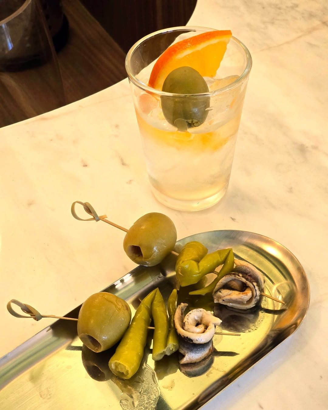 Vermouth blanco หวานน้อย หอมเครื่องเทศ พร้อมสัมผัสแบบดรายๆ กินคู่กับทาปาสแบบเย็นที่รวบรวมของดองหลากชนิดเข้าด้วยกันจาก La Malifeta Vermuteria (ภาพ: Instagram / @changgerman)
