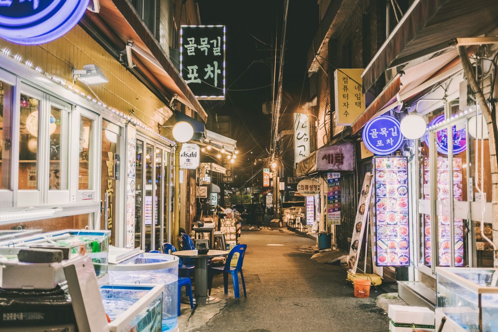 Global and local sensibilities merge in Itaewon. (Photo: Bundo Kim / Unsplash)