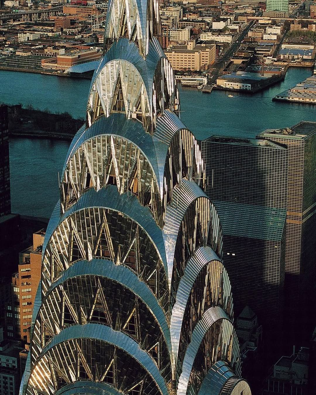 The terraced crown of stainless steel arches (Photo: WikiCommons)