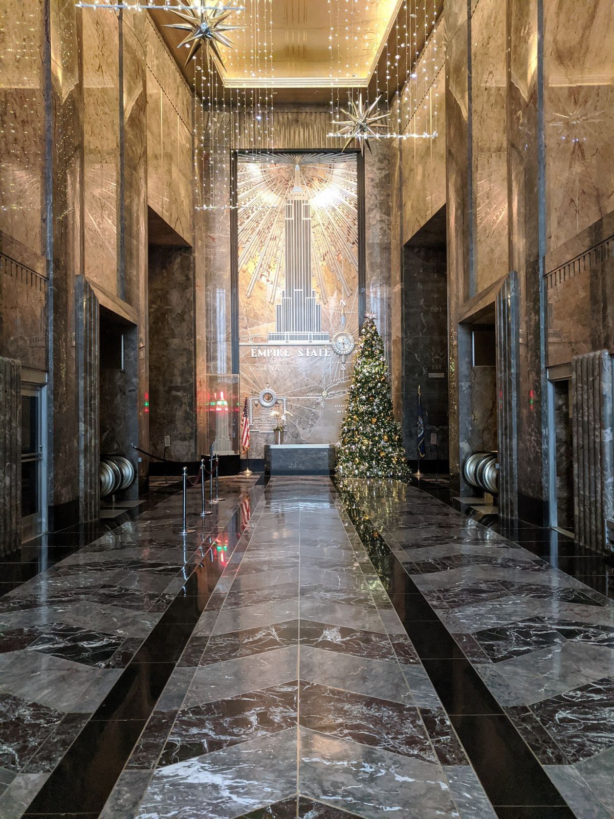 The original main lobby off Fifth Avenue with marble wainscoting and an aluminium relief of the skyscraper (Photo: WikiCommons)