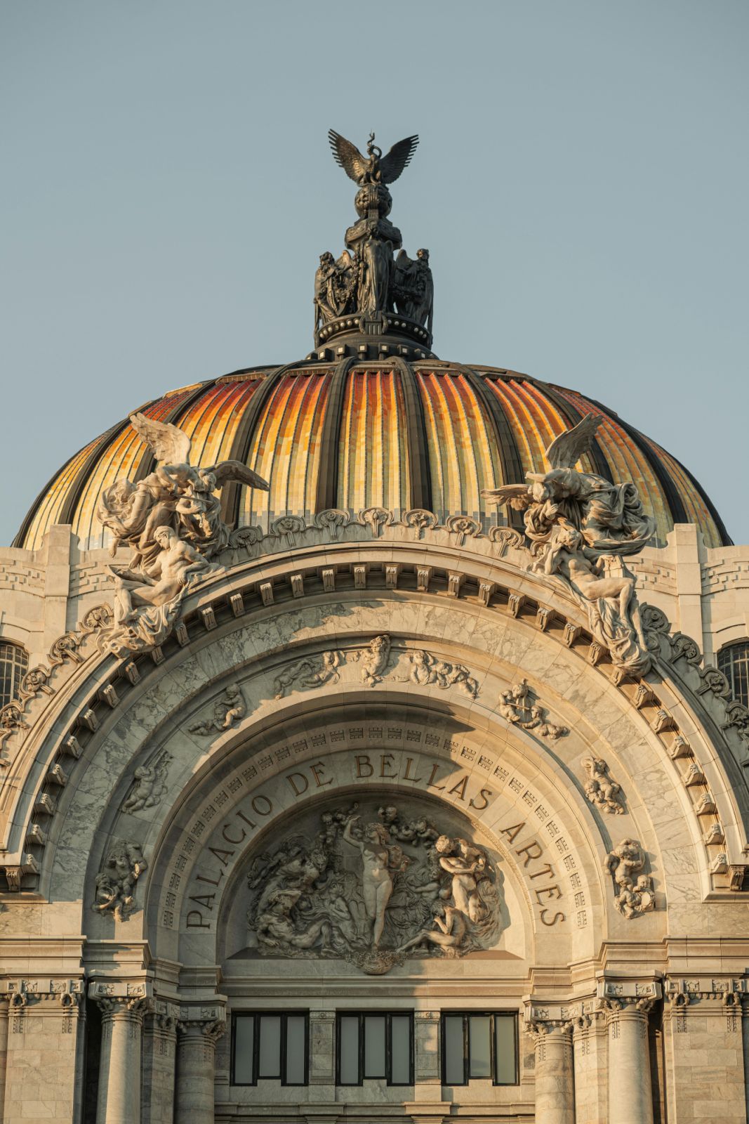 The façade clad in white Carrara marble (Photo: Pexels)