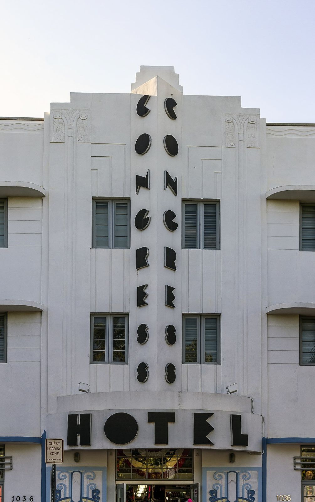 The streamlined façade of Concorde Hotel (Photo: WikiCommons)