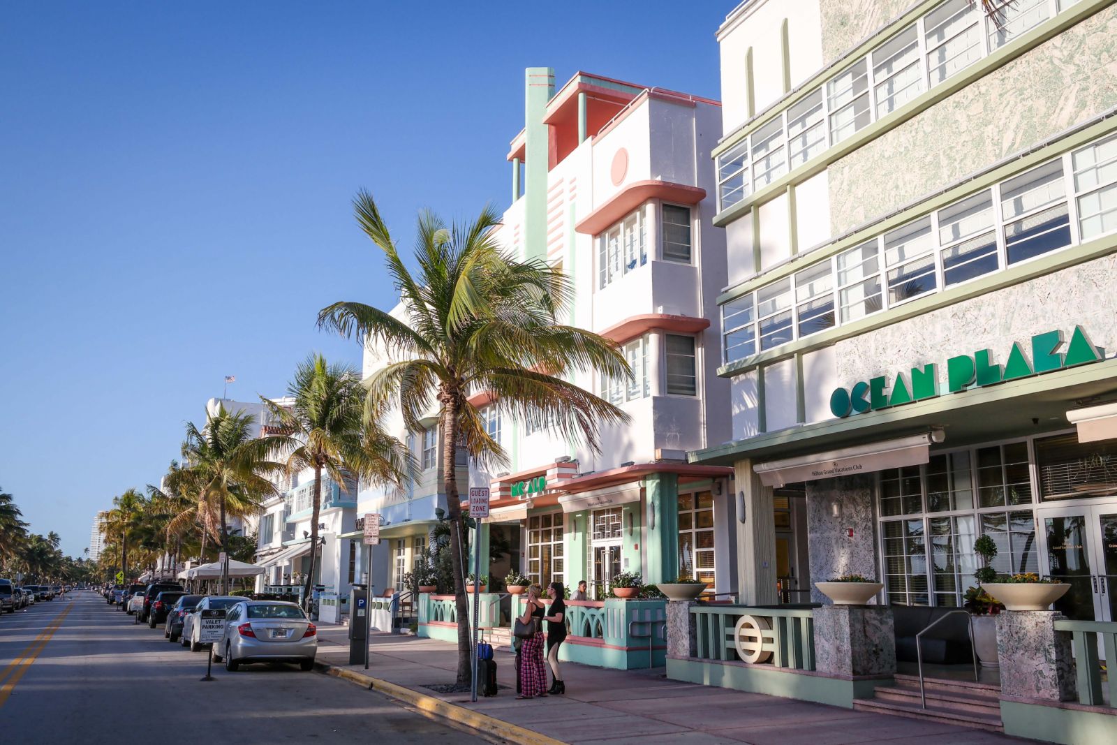 Extensive restoration work has revived hundreds of Art Deco buildings along Ocean Drive (Photo: WikiCommons)