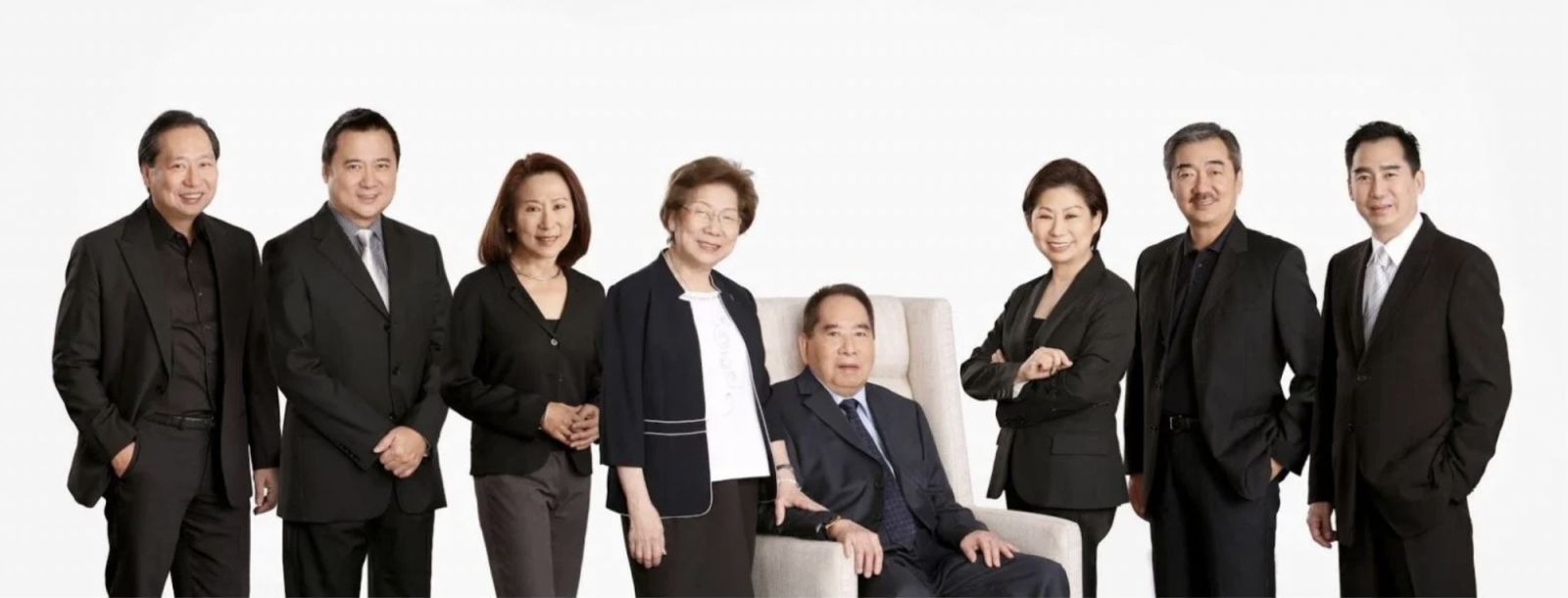 The Sy siblings pose with their late father Henry Sy Sr. (Photo: Eco Business)