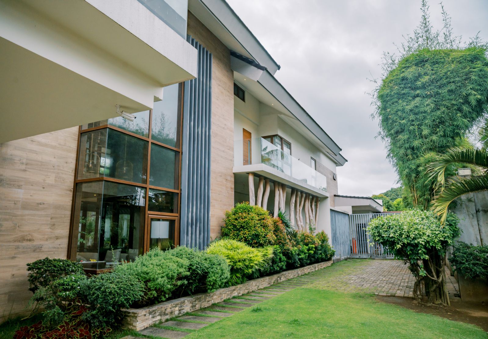 The outdoor area of an Ozamiz, Misamis Occidental home designed by M + S Studio