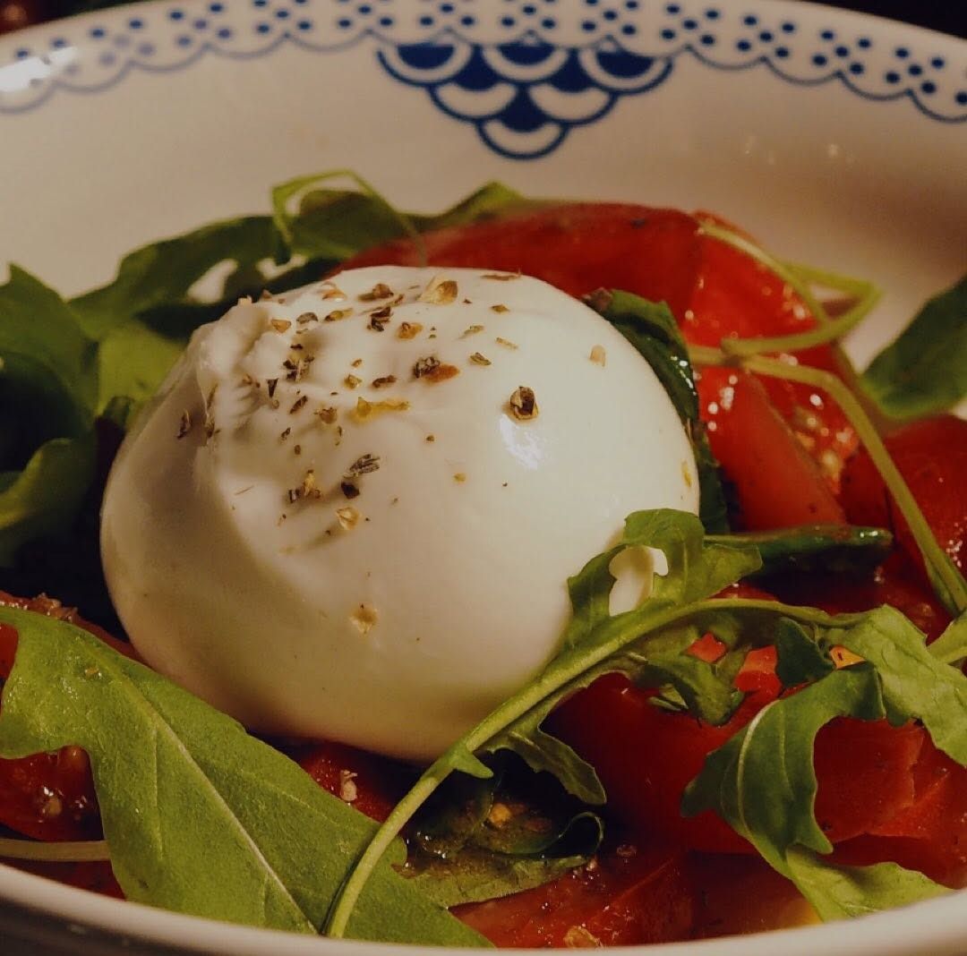 Buratta salad (Photo: Instagram / @chanyumchansake)