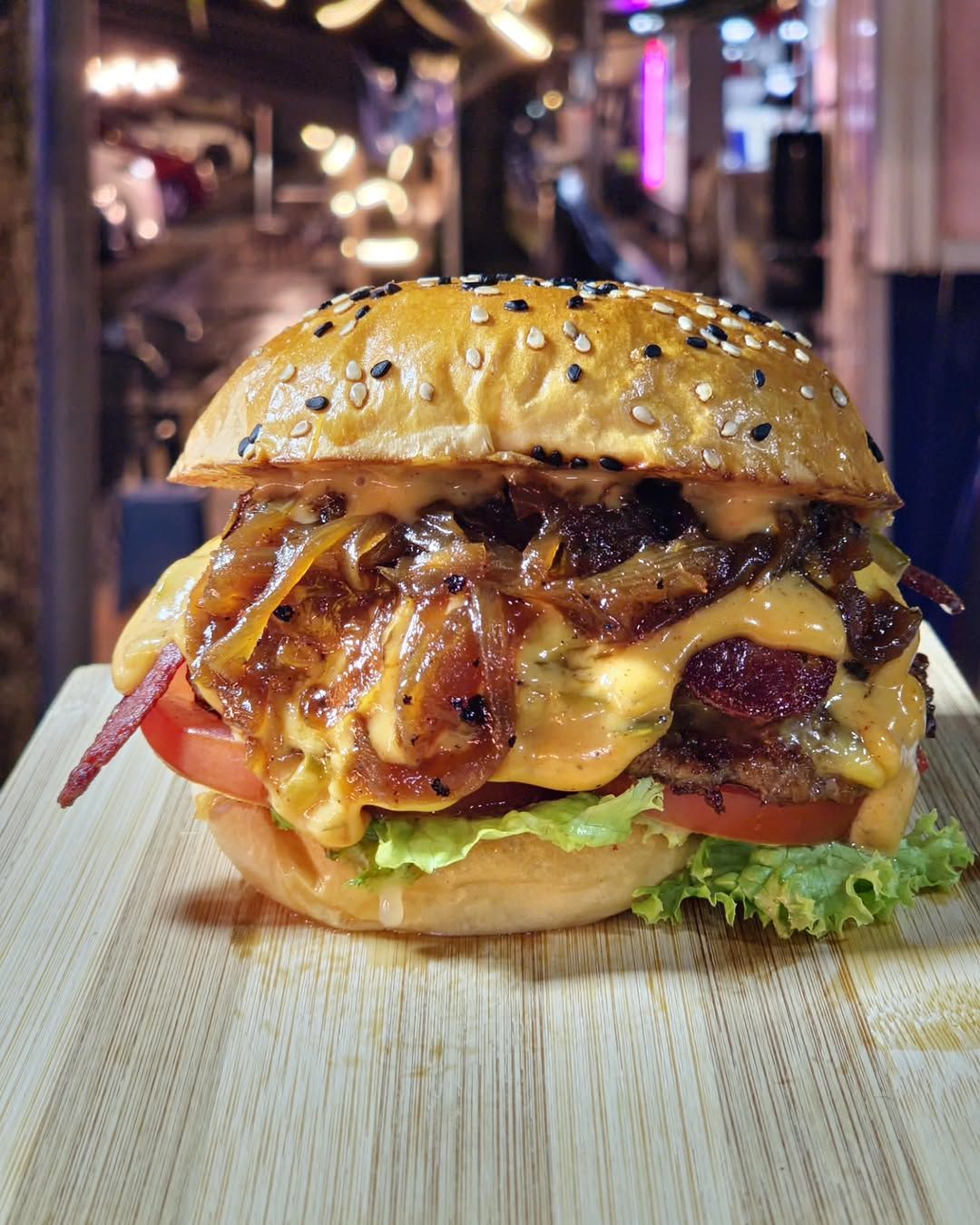 Backyard Smash Burger with all the fix ins (Image: @backyardburger_bd)