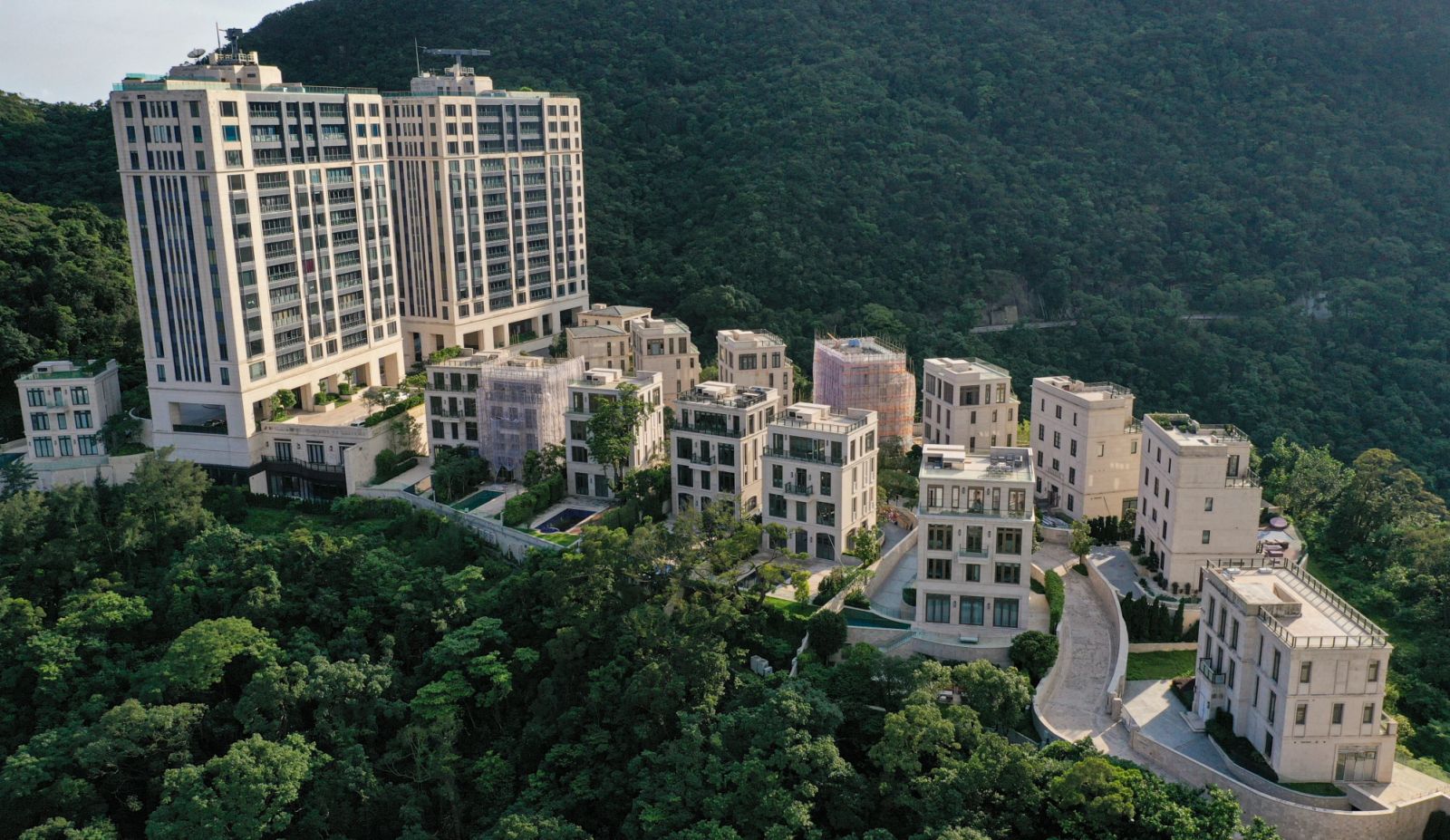 Luxury villas nestled within The Peak’s prestigious residential enclave (Photo: Martin Chan).