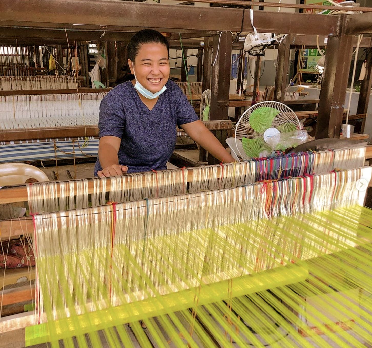 A hablonera working with HoliCOW