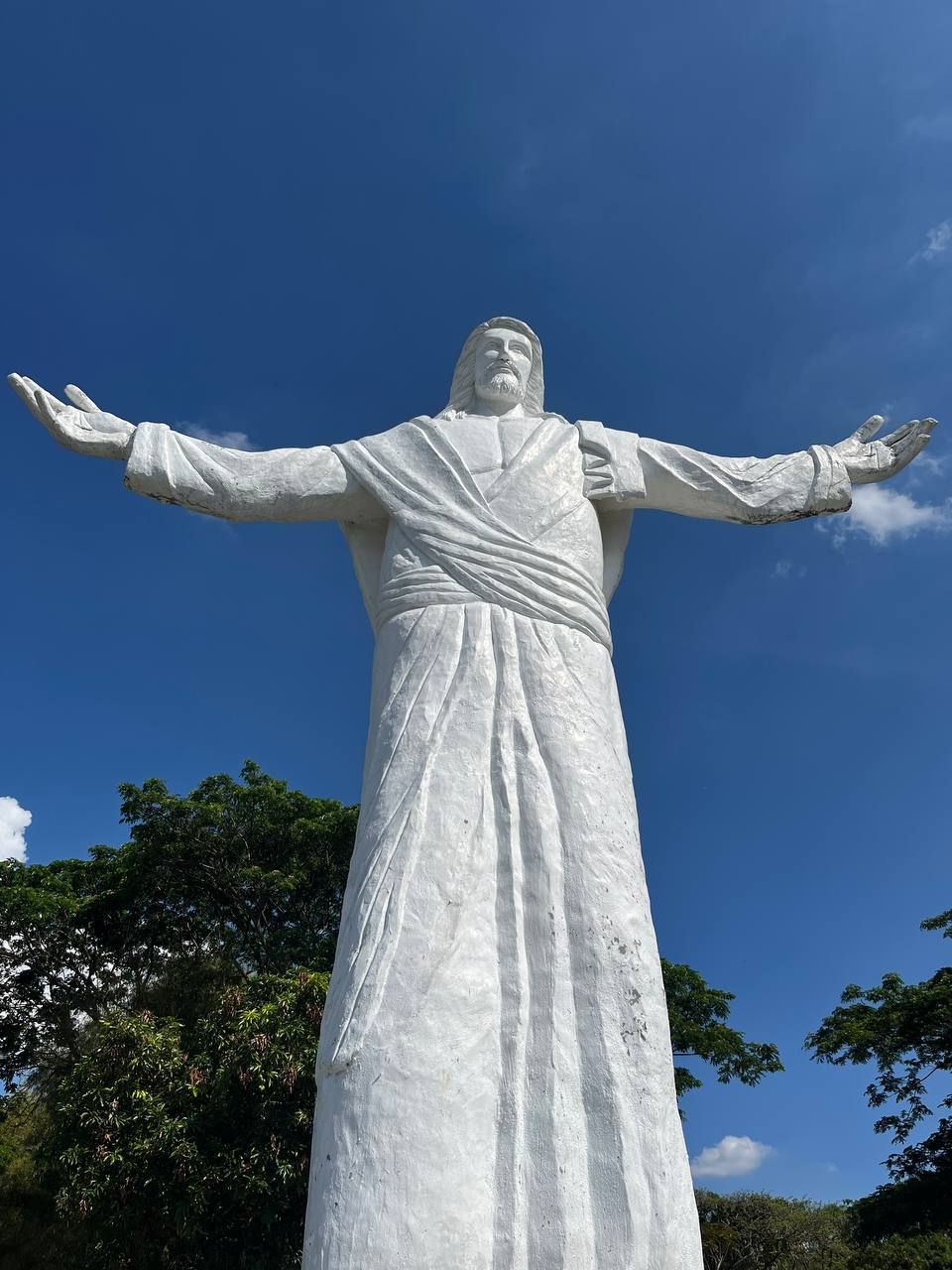 The Risen Christ Statue in front of the Monasterio de Tarlac compound (Photo: Gabriel Bohol)