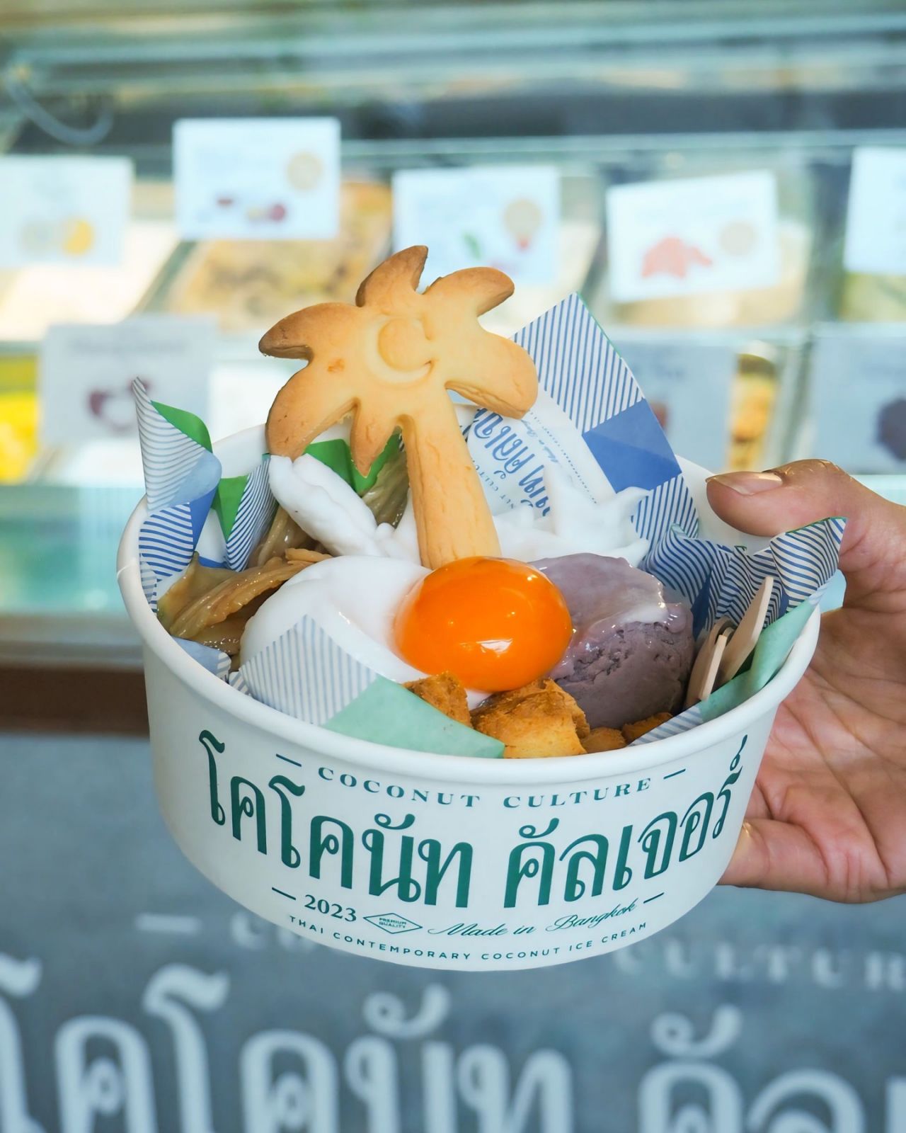 ไอศกรีมไข่แข็งที่ตีความใหม่จากร้าน Coconut Culture ซึ่งตัวไอศกรีมที่ใช้เบสจากน้ำมะพร้าว และกะทิ (ภาพ: Facebook.com / Coconut Culture)