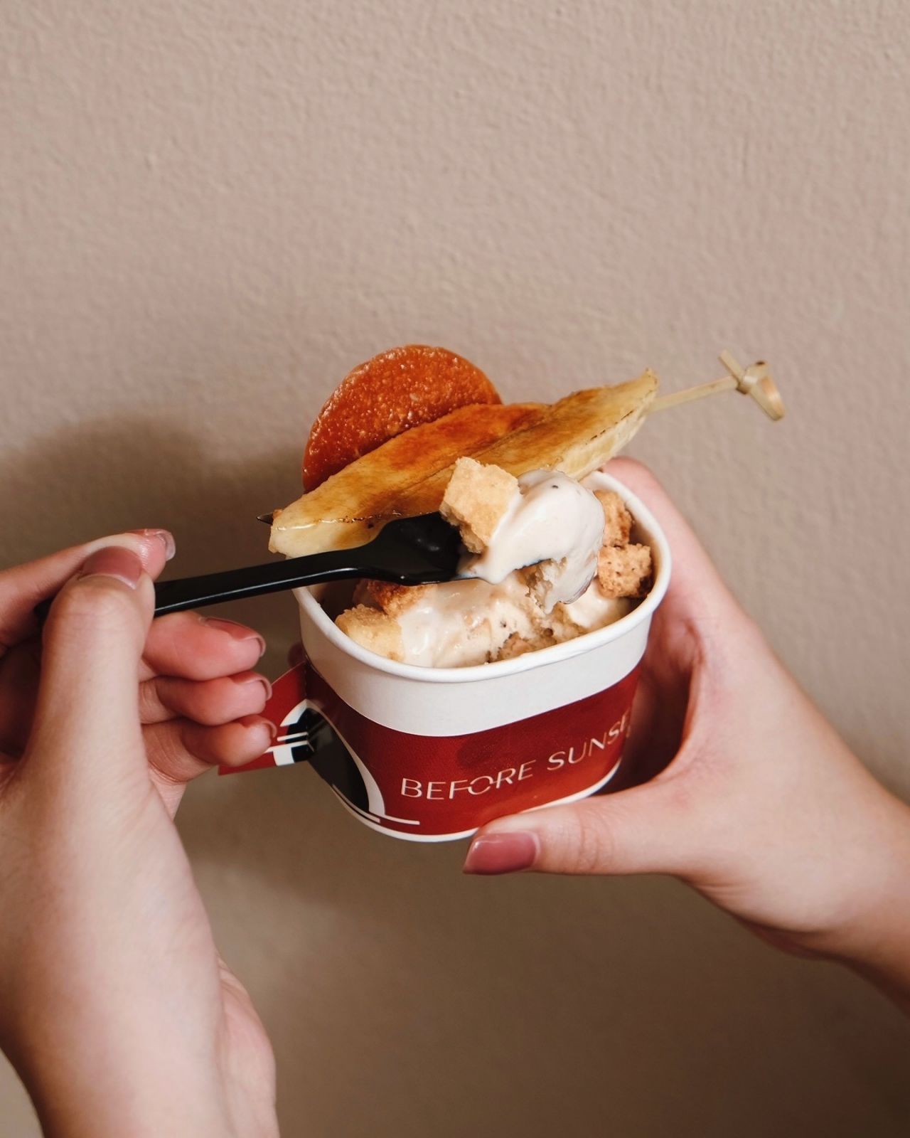 Sweet Sunburn ไอศกรีมกล้วยหอม เสิร์ฟพร้อม banana brûlée, crumble และ tuille กรุบกรอบ จาก Before Sunset (ภาพ: Instagram / @beforesunset.bkk)