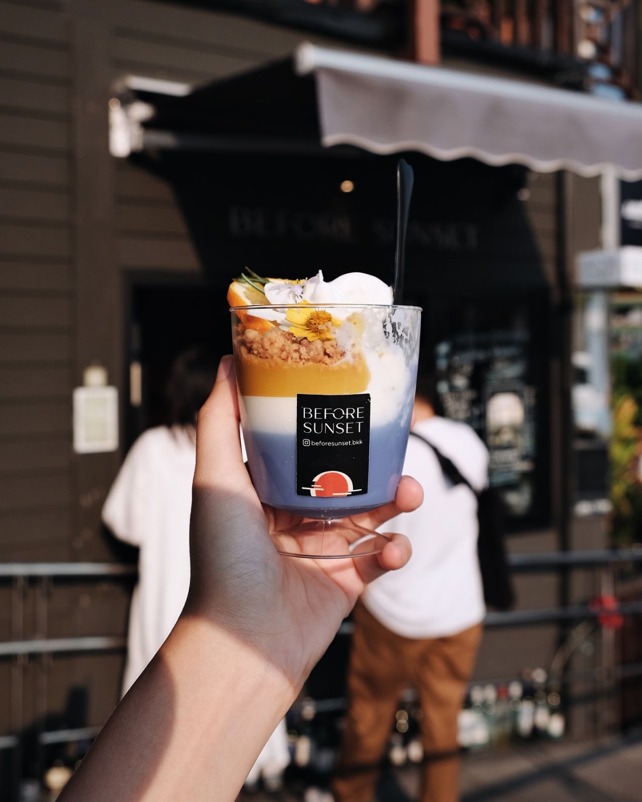 Mango Sunrise เมนูที่ผสมผสานพานนาค็อตต้ามะม่วง พานนาค็อตต้ากะทิ และไอศกรีมมะพร้าวเผาไว้ในถ้วยเดียวจาก Before Sunset (ภาพ: Instagram / @beforesunset.bkk)
