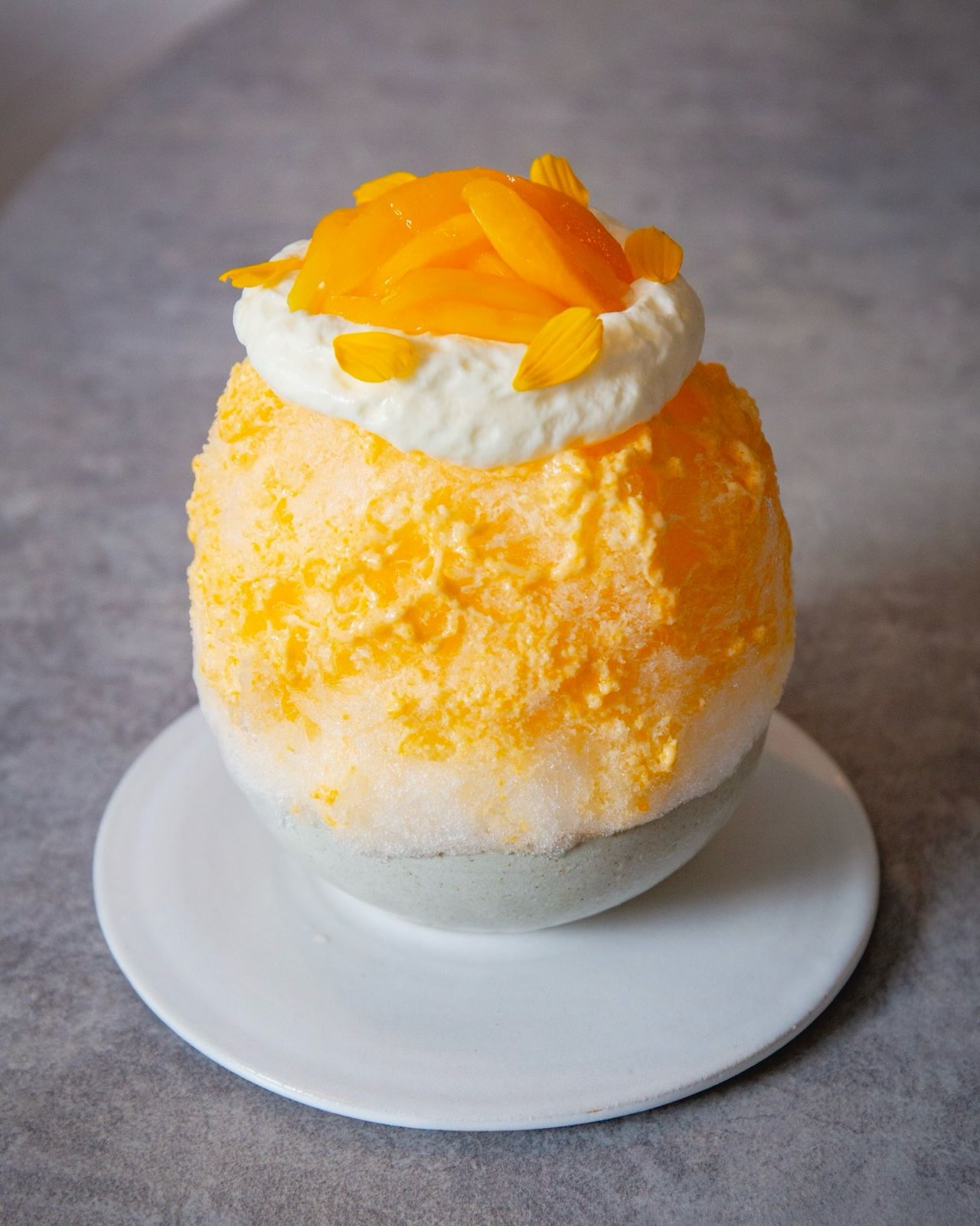 Marian Plum Kakigori ที่ใช้มะยงชิดไทยแท้แบบเต็มผล เสิร์ฟพร้อม Fromage Blanc เนื้อเนียนนุ่ม และเนื้อมะยงชิดสดฉ่ำจากร้าน Oyatsu no Jikan (ภาพ: Facebook.com / Oyatsu no Jikan)