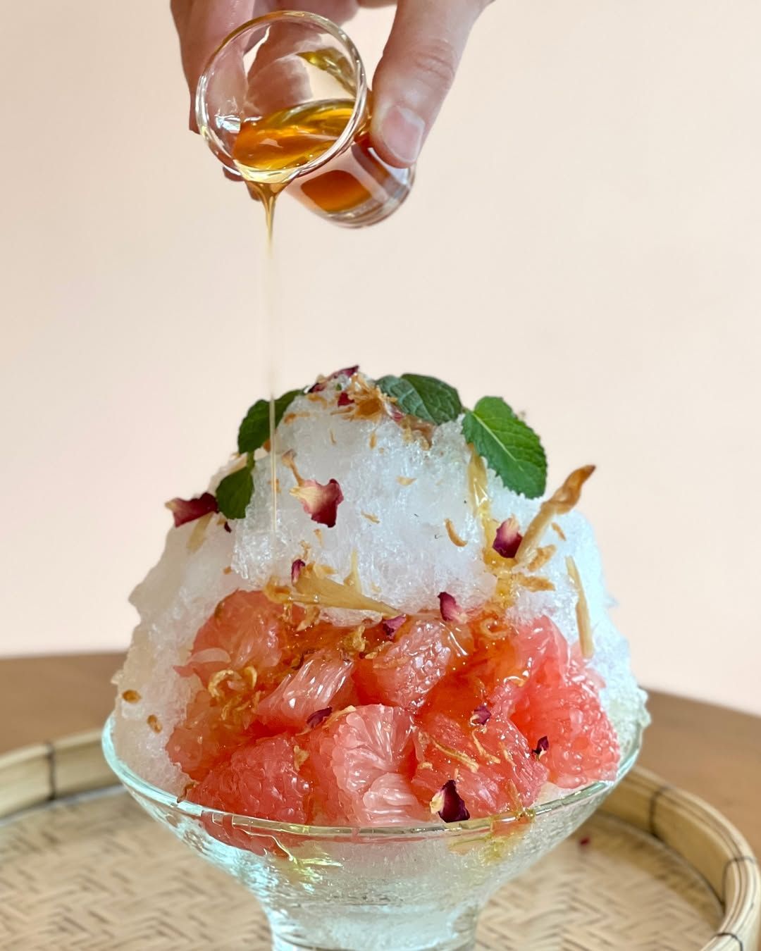 ‘ส้ม(โอ)ฉุน’ เมนูพิเศษที่ตีความขนมไทยอย่างส้มฉุนใหม่ ด้วยส้มโอทับทิมสยาม น้ำผึ้งหลวง เยลลี่กุหลาบ หอมเจียว และขิงแช่อิ่ม จากร้านไสใส (ภาพ: Instagram / @saisai.bangkok)