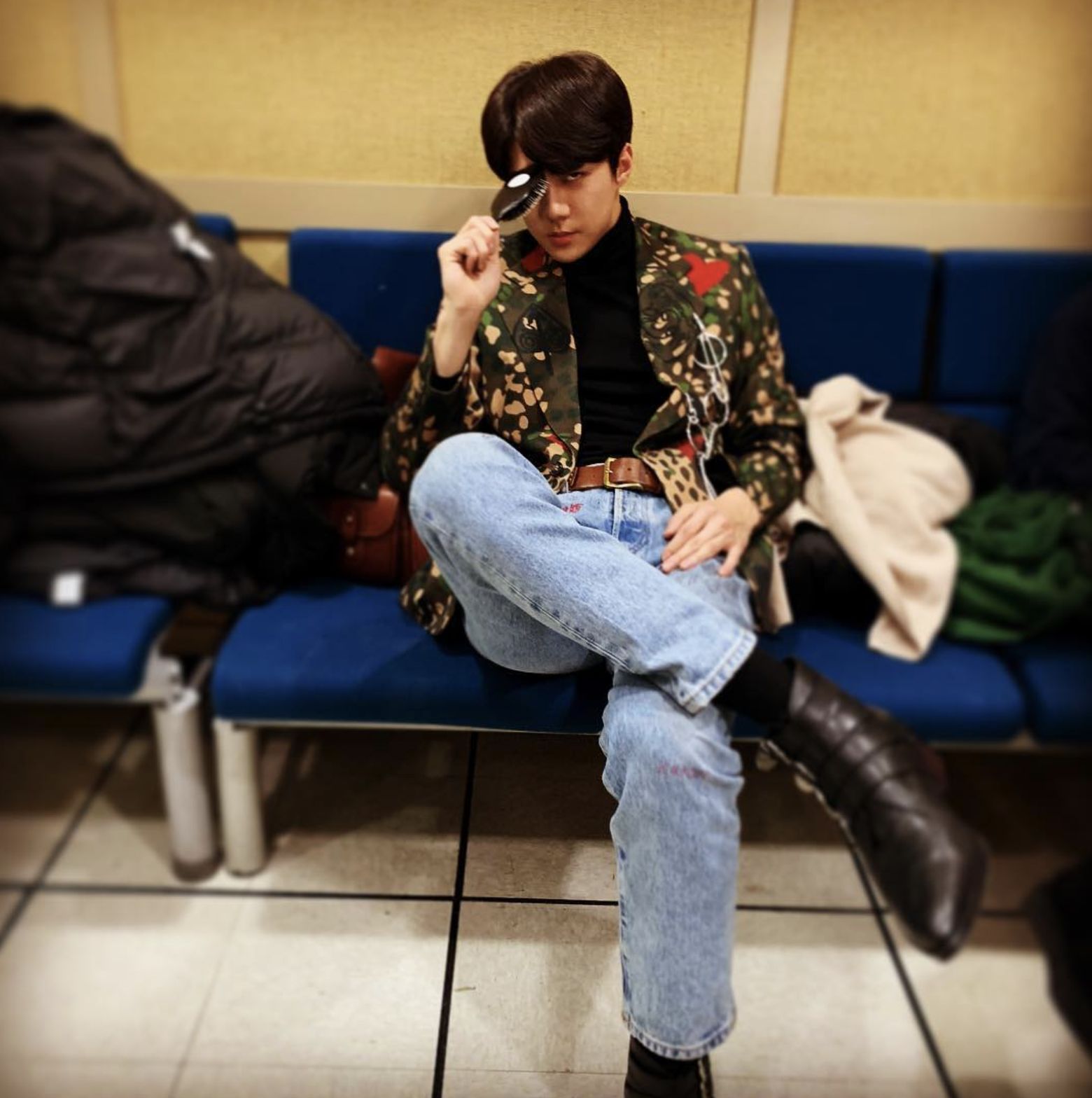 Streetwear Luxe. This era was defined by a masterful blend of high fashion and streetwear. Whether in a hoodie, windbreaker, or logo-heavy ensembles, Sehun captured the zeitgeist without ever seeming enslaved to it. His silhouette often hinted at rebellion—loose, layered, and effortlessly offbeat (Photo: @oosehun/Instagram)