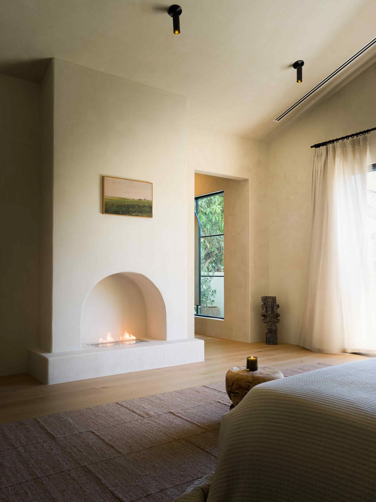The arch-shaped fireplace reminiscent of Mediterranean architecture