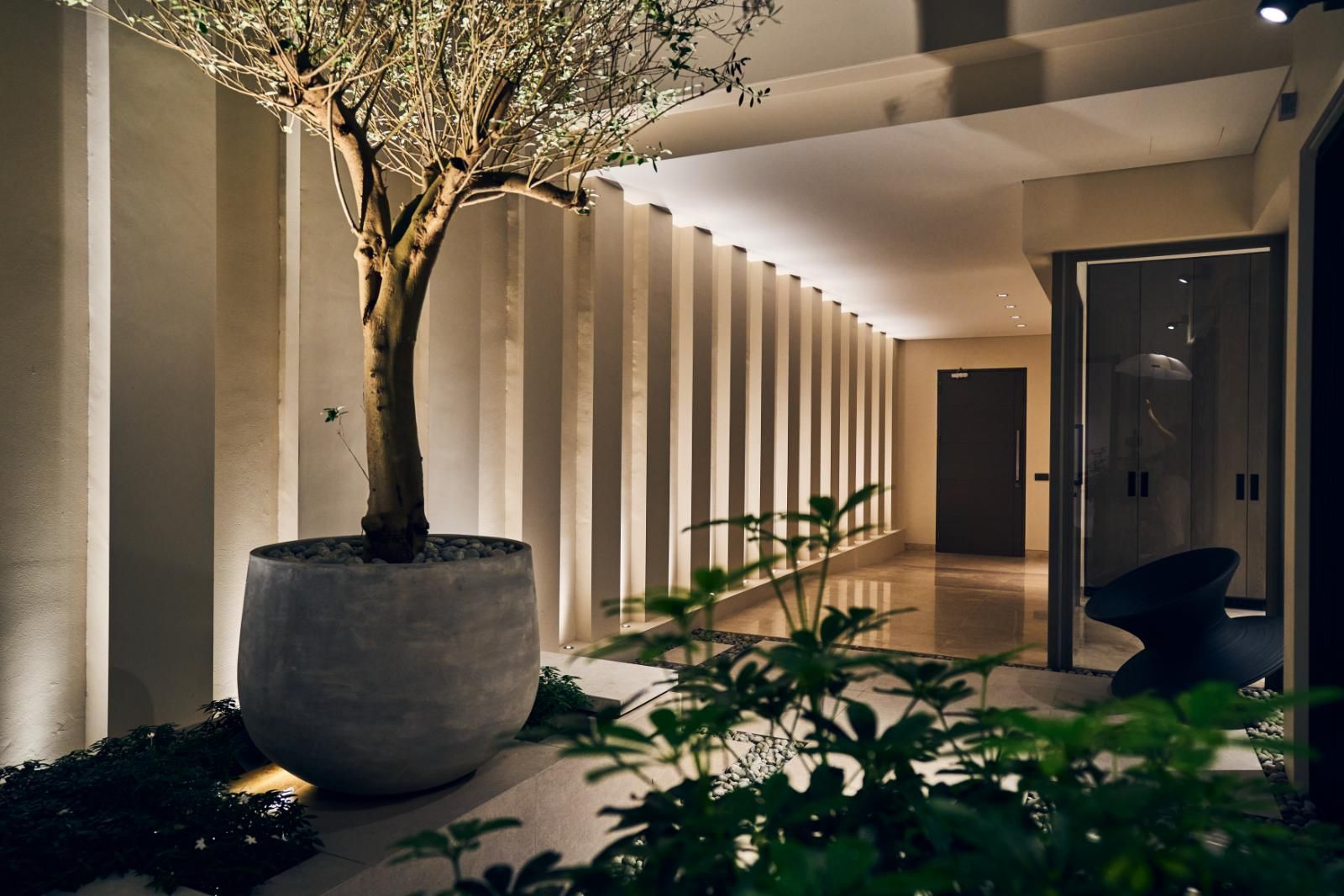 Uplighters ensure the drama of the space carried through from day to night at the townhouse