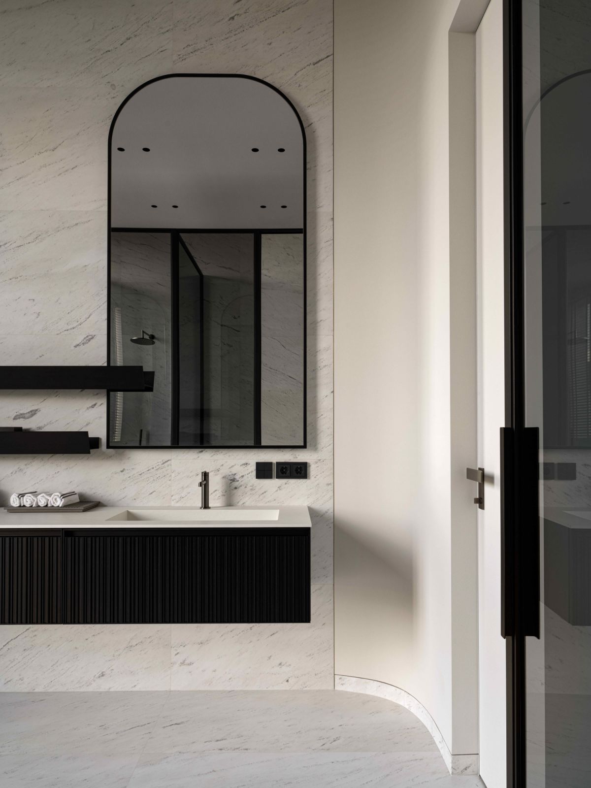 Curved lines in the bathroom echo the biomorphic architecture of the property
