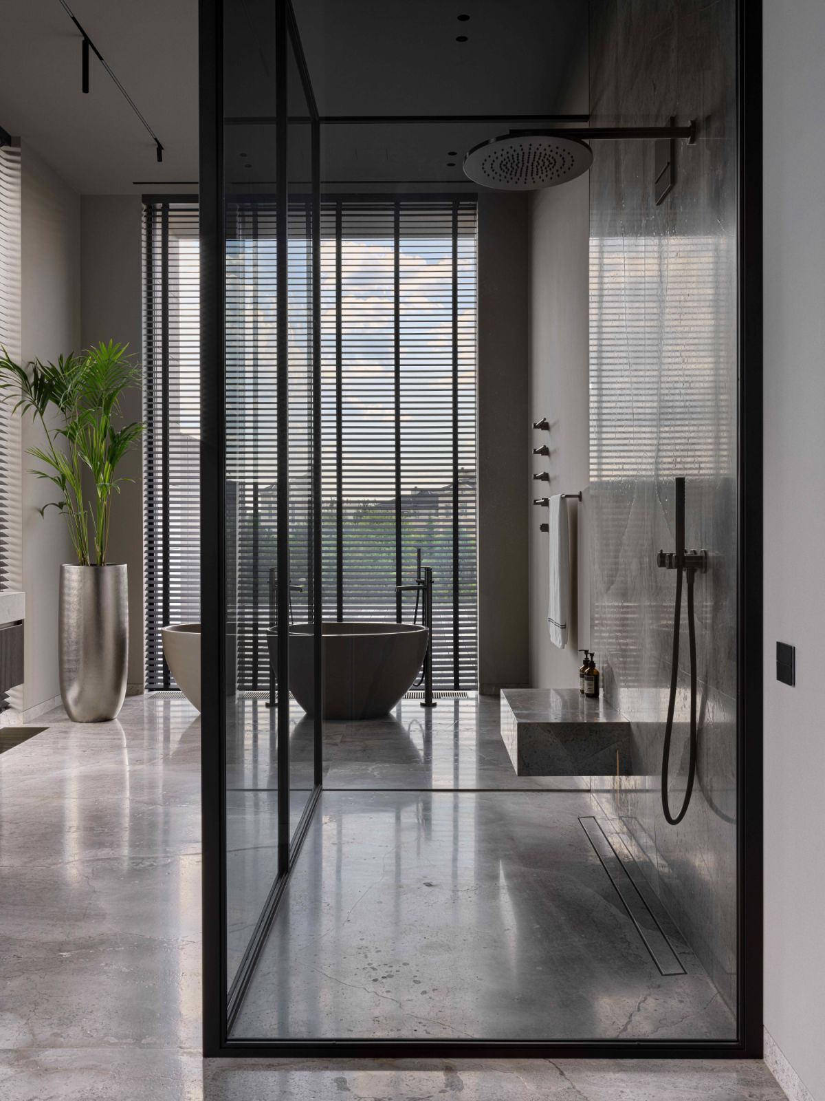 The darkened shower screen offer seamless indoor-outdoor connection and privacy