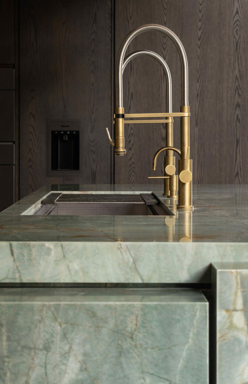 A dialogue between craftsmanship and materiality in the stone-clad countertop