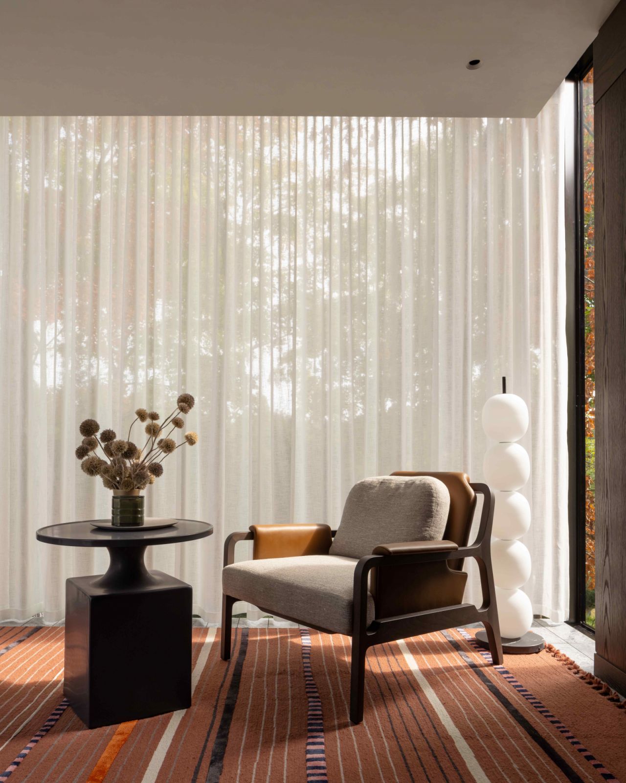 Furnishings that correlate with the lush landscape outside
