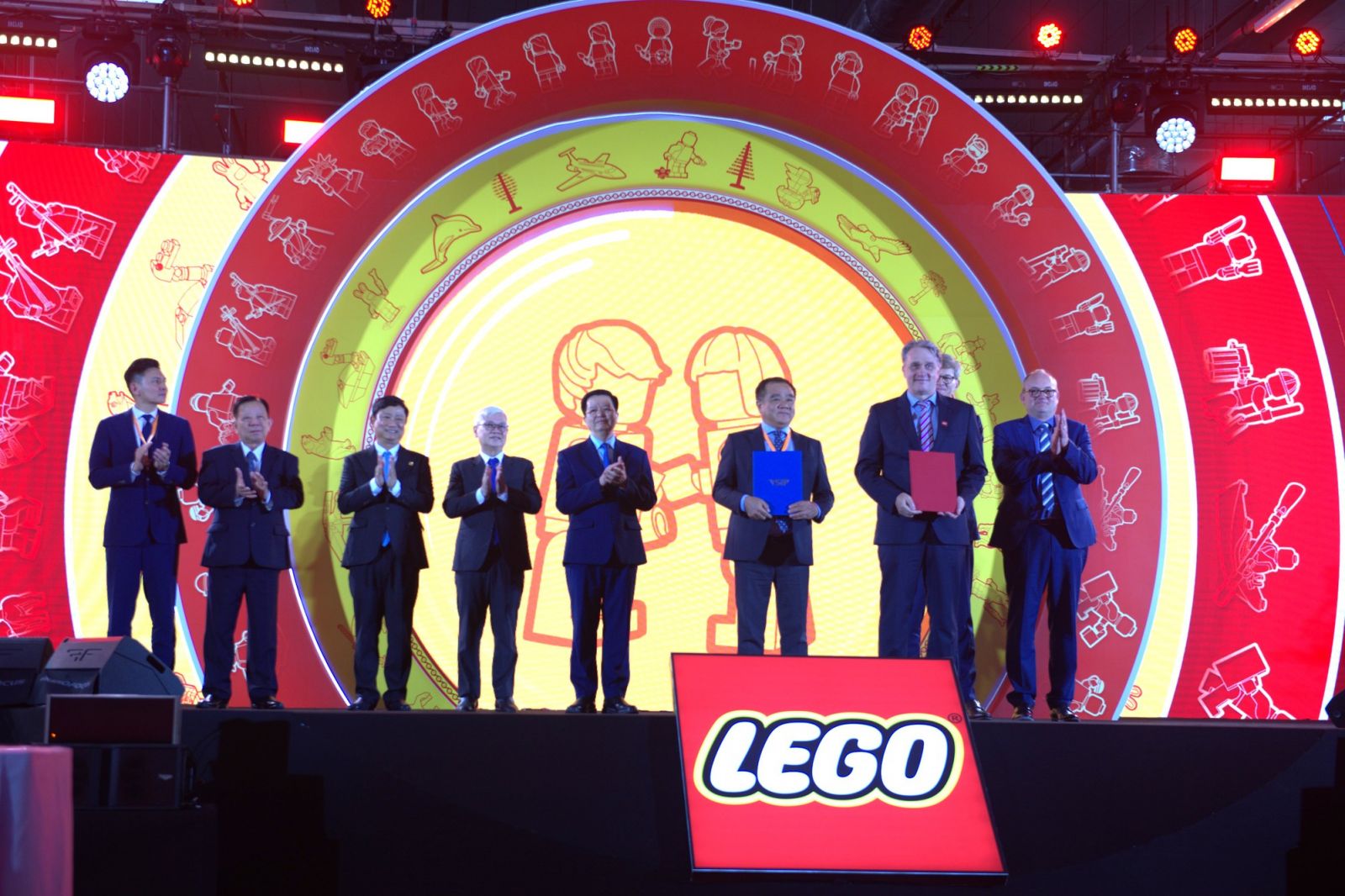 Delegates take part in the signing ceremony for the renewable energy cooperation agreement between LEGO Manufacturing Vietnam and VSIP. Photo: VGP.