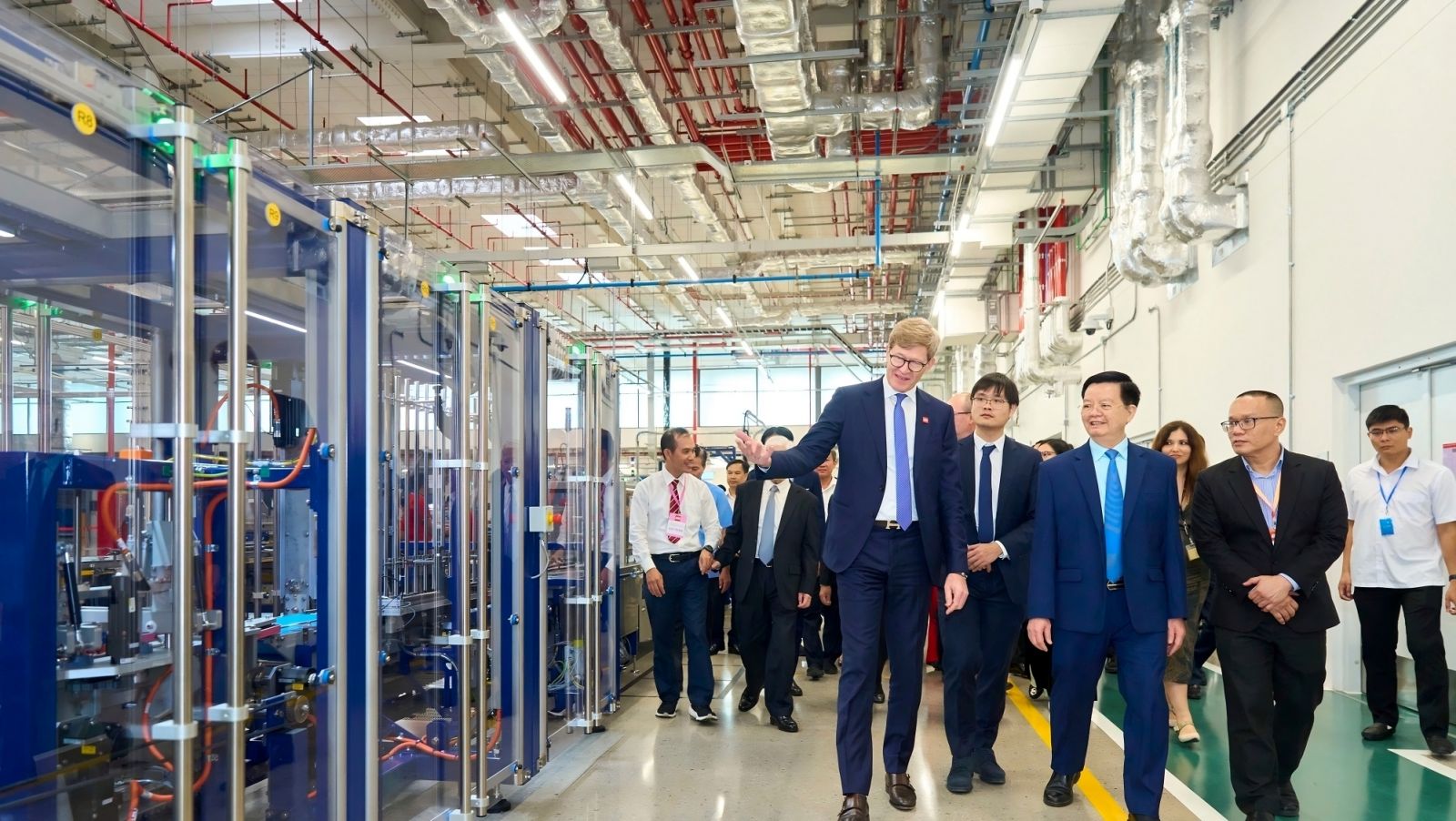 Central and local officials tour the LEGO Vietnam factory in Binh Duong. Photo: D.X.
