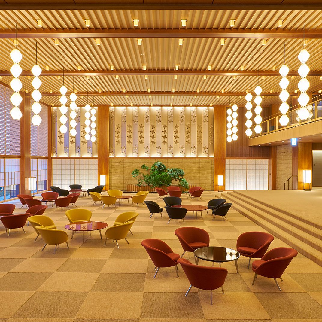 Hotel Okura Tokyo lobby featuring iconic mid-century pendant lights, checkerboard flooring, and vintage tulip chairs in signature 1960s colors (Photo: Hotel Okura Tokyo)