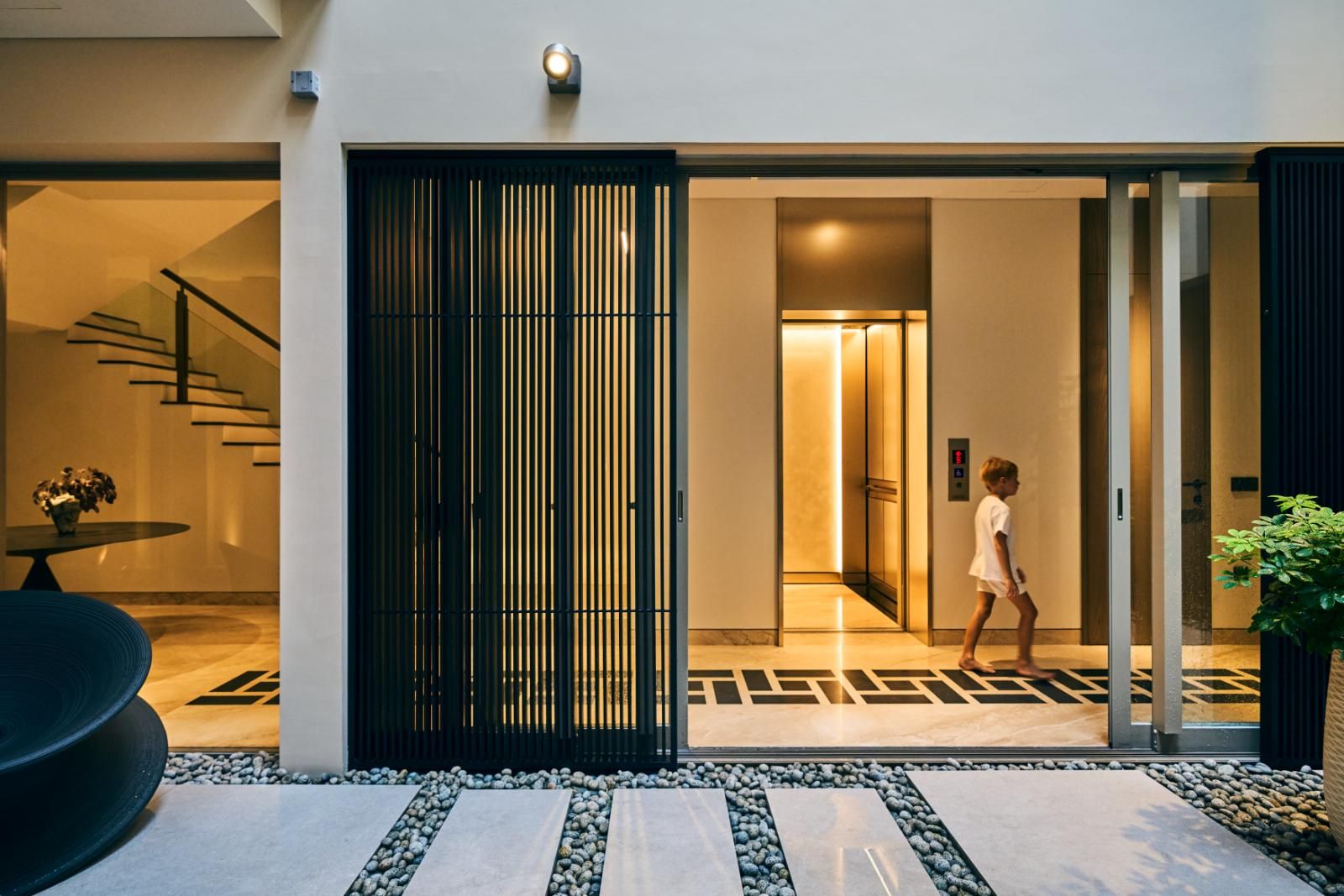 The design language of lines in the townhouse’s courtyard makes a striking entrance