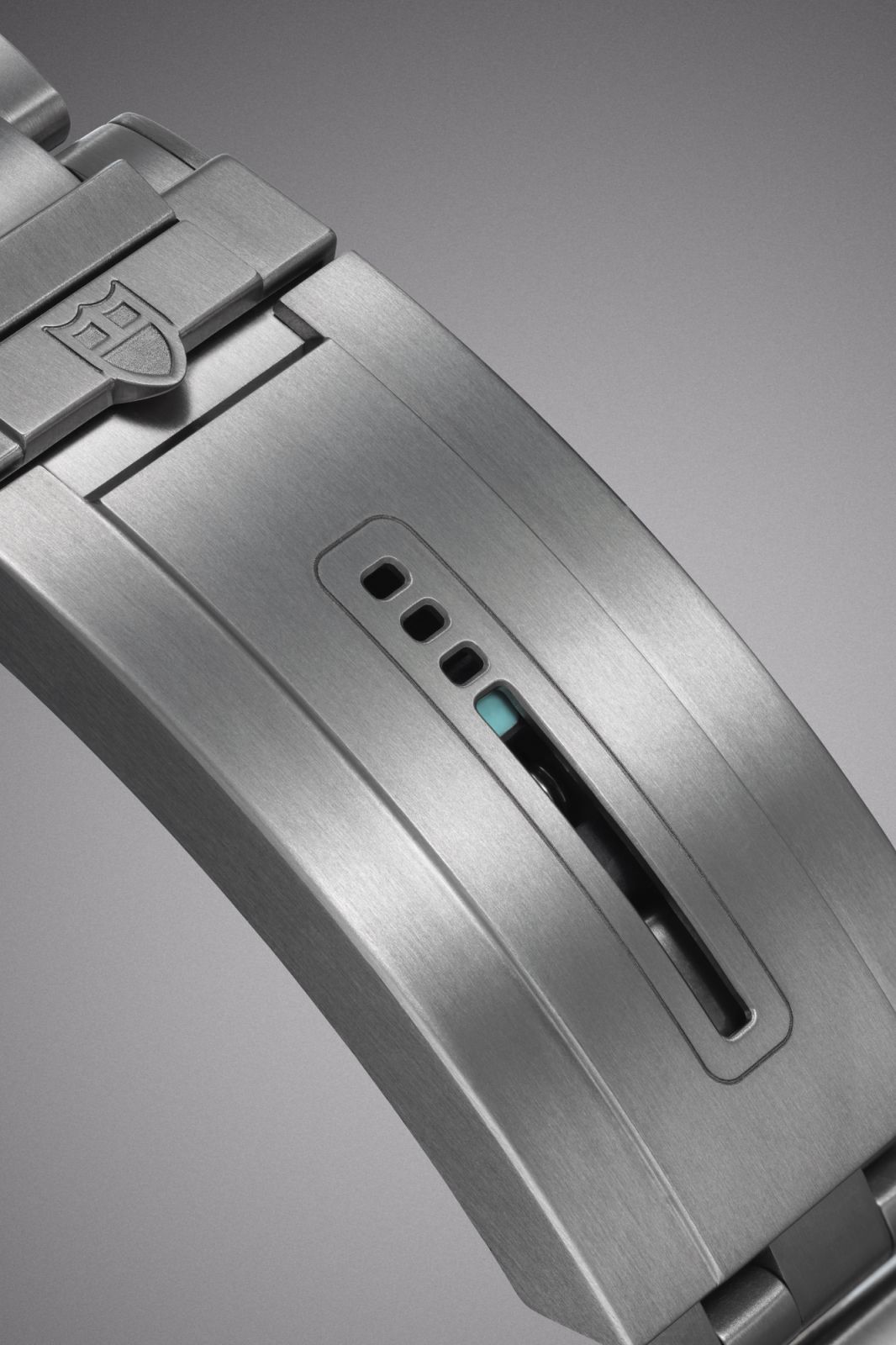 Tudor Pelagos Ultra‘s adjustable clasp with luminous marker