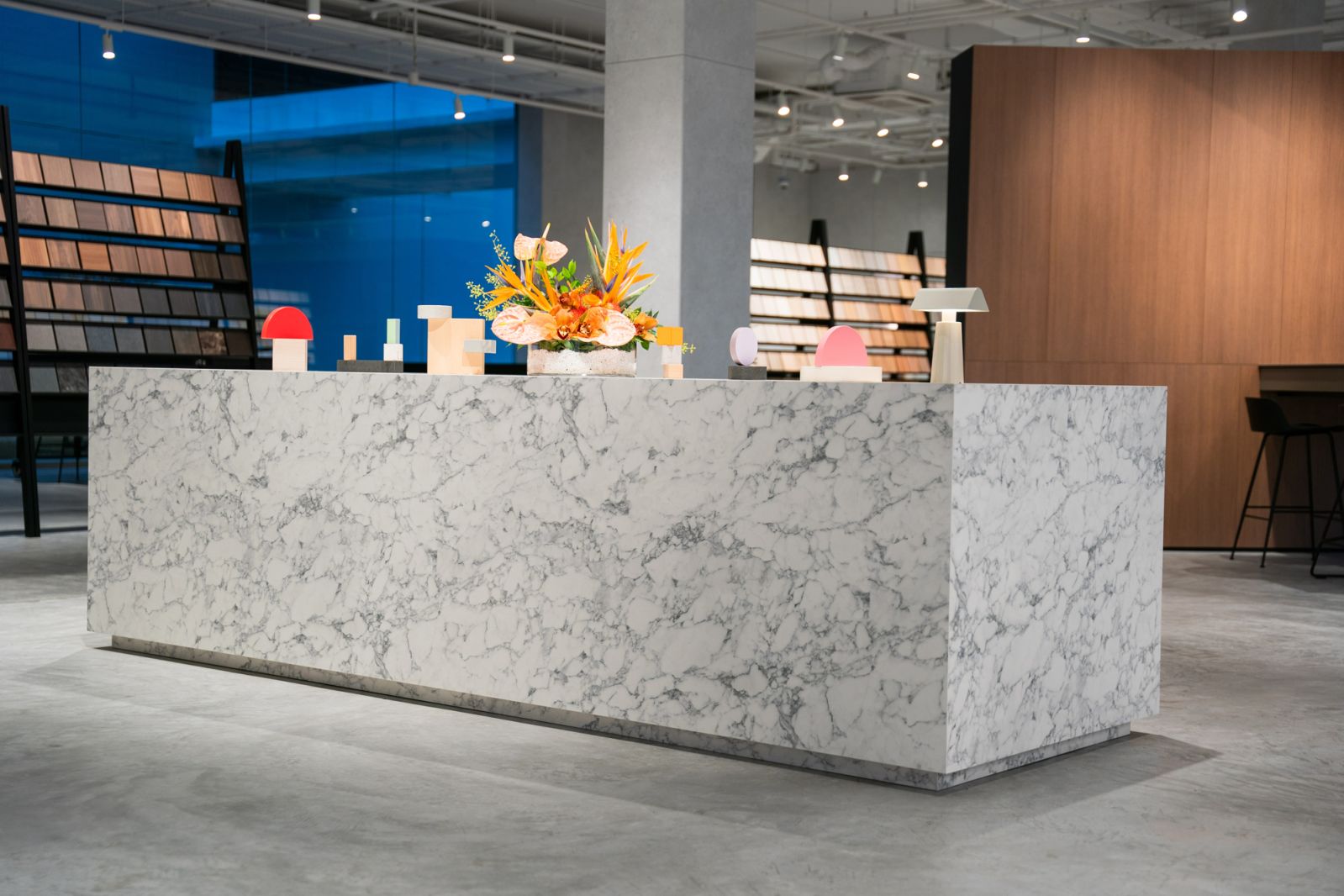This island demonstrates the seamless application of veined surfaces, even on large areas
