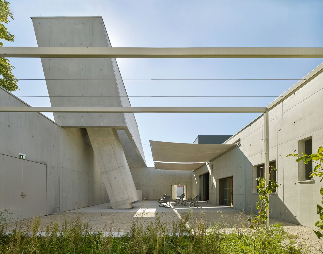 The semi-enclosed outer church courtyard with its dramatic tilted concrete structure directing views skyward (Photo: Meixner Schlüter Wendt)