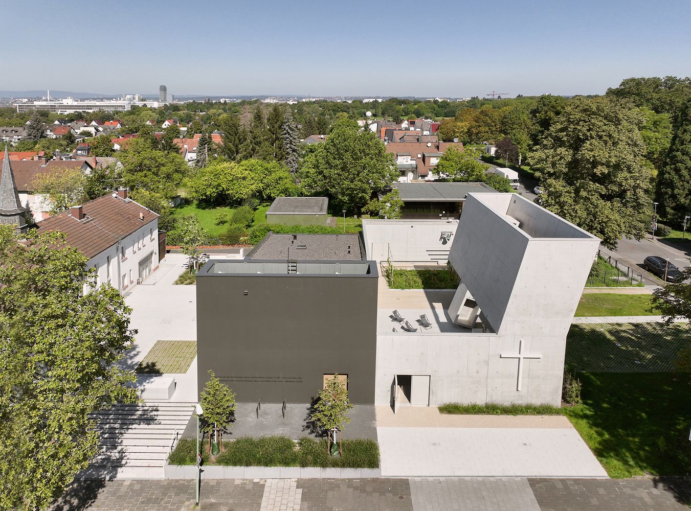 Aerial view showing how the church complex integrates into the residential neighborhood of Offenbach (Photo: Meixner Schlüter Wendt)